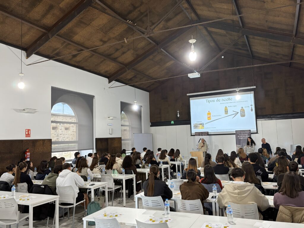 Enrique García Tenorio durante sus explicaciones antes los futuros docentes.